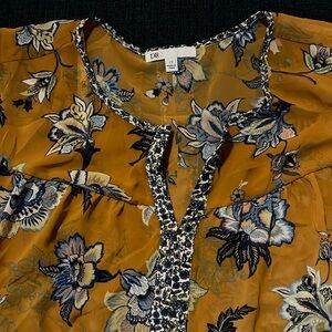 DR2 flower patterned top. 2 patterns used different on neckline and bottom